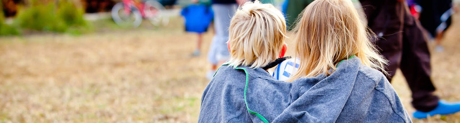 To små speidere under samme leirbålskappe.